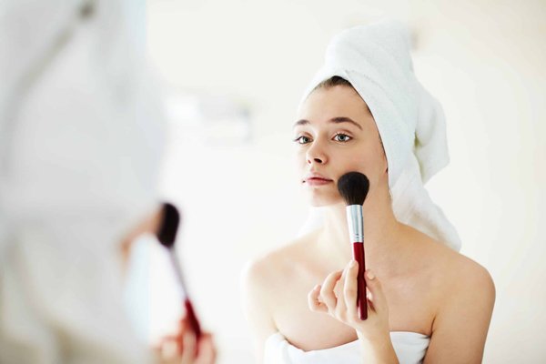 Comment réaliser un maquillage professionnel avec des produits naturels et biologiques?