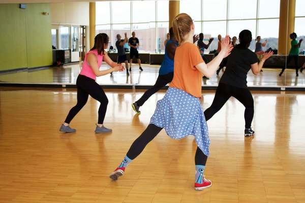Quels sont les critères pour choisir une école de danse adaptée aux adultes débutants ?