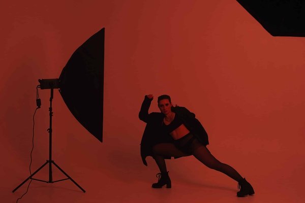 Comment combiner des chaussettes colorées avec des escarpins pour un look audacieux?